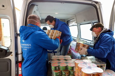 A Tesco 42 millió forintnyi élelmiszeradománnyal támogatja a rászoruló családokat
